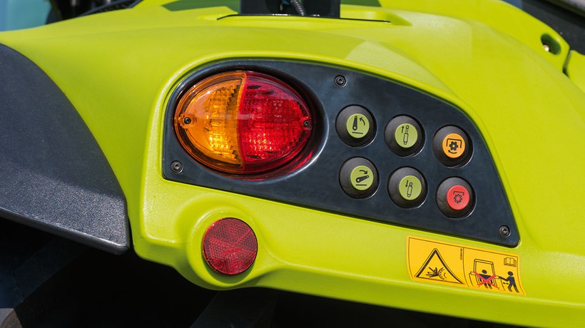 Możliwa obsługa hydraulicznym zaworem sterującym na obu błotnikach. - ARION 400