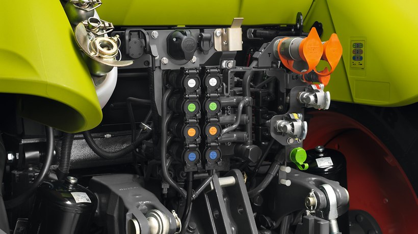 Maszyny wymagające dużych wydatków hydrauliki zaopatrywane są w olej przez układ Load Sensing z przyłączami Power-Beyond. - ARION 400