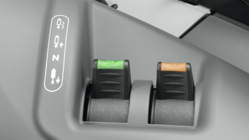 Obsługa elektronicznych zaworów odbywa się przełącznikami kołyskowymi proporcjonalnymi w bocznej konsoli - ARION 400