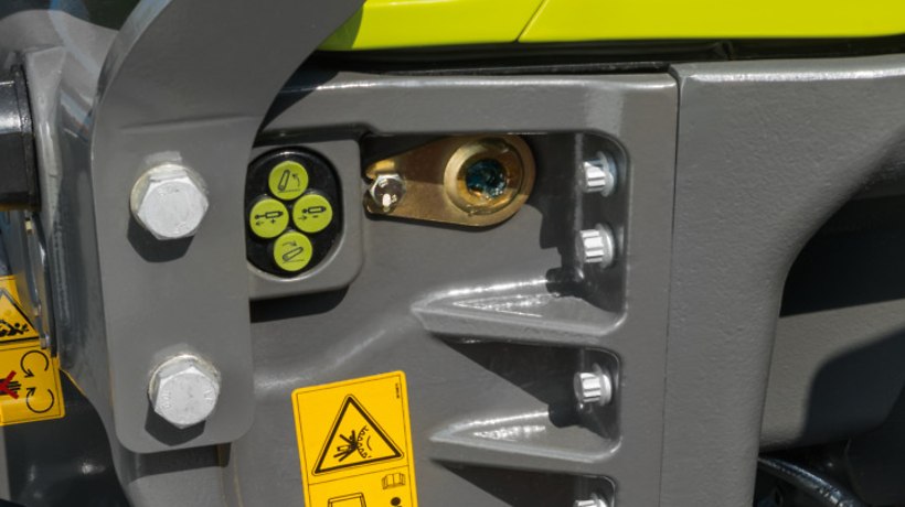 Elektroniczne zawory umożliwiają również zewnętrzną obsługę przedniego podnośnika i dodatkowego zaworu sterującego. - ARION 400
