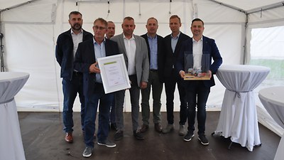 Od lewej: Krystian Jarzembowski – Dyrektor Handlowy CLAAS Polska , Bronisław Stoduś – Dyrektor Produkcji, Paweł Buczko – Kierownik Regionalny CLAAS Polska, Jarosław Kogut – Współwłaściciel AGRIMASZ Sp. z.o.o, Mark Laird – założyciel i wspówłaściciel Grupy Laird Agro, Piotr Gawecki – Prezes Grupy Laird Agro, Adam Gajkiewicz – Dyrektor Administracyjny. -